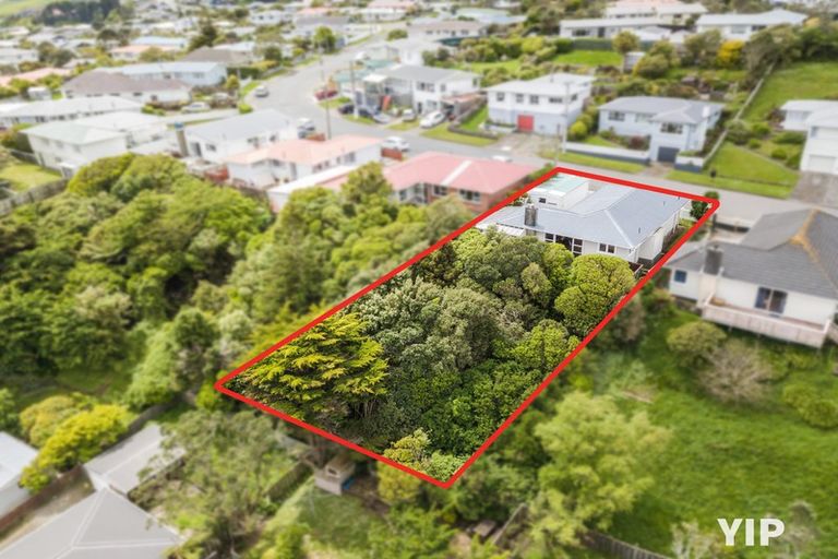 Photo of property in 17 Baylands Drive, Newlands, Wellington, 6037