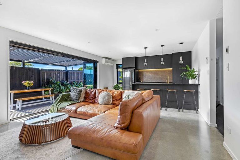 Photo of property in 1 Rehua Place, Waiwhakaiho, New Plymouth, 4312