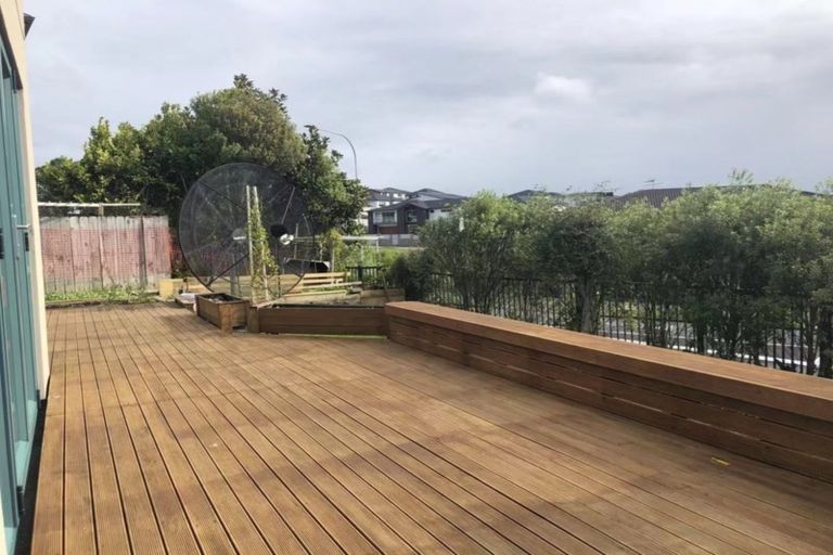 Photo of property in 141 Fernhill Way, Oteha, Auckland, 0632