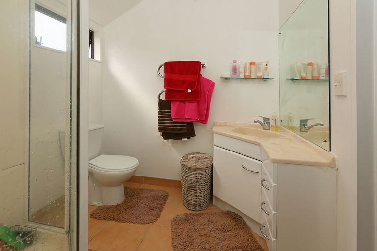 Photo of property in 8 Chardonnay Rise, Henderson, Auckland, 0612