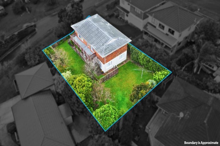 Photo of property in 2 Kingussie Place, Highland Park, Auckland, 2010