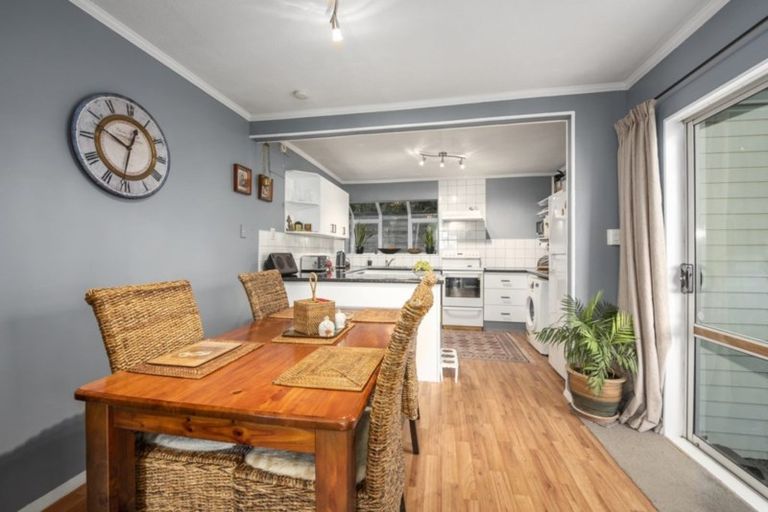 Photo of property in 82 Wyndham Road, Pinehaven, Upper Hutt, 5019