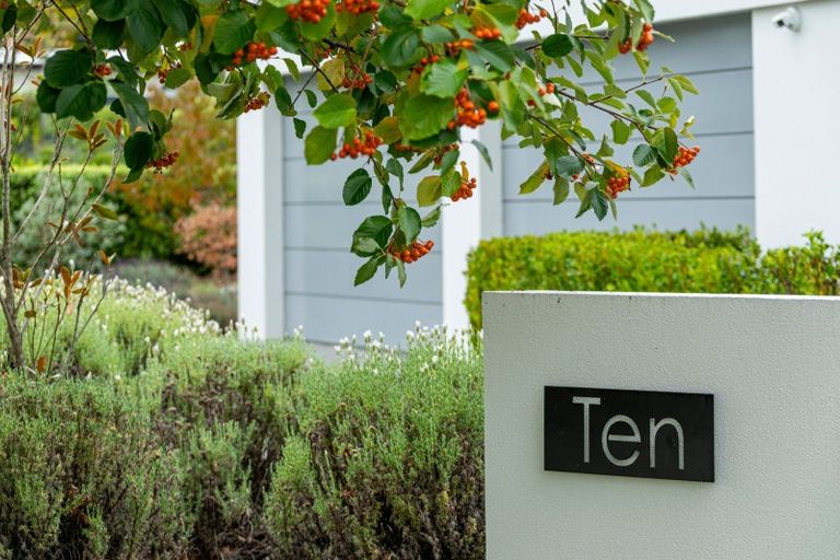 Photo of property in 10 Bevan Place, Wanaka, 9305