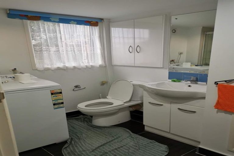 Photo of property in 30 La Trobe Street, Pakuranga Heights, Auckland, 2010