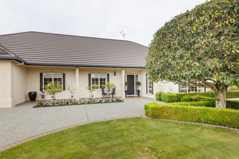 Photo of property in 35 Cashmere Drive, Fitzherbert, Palmerston North, 4410