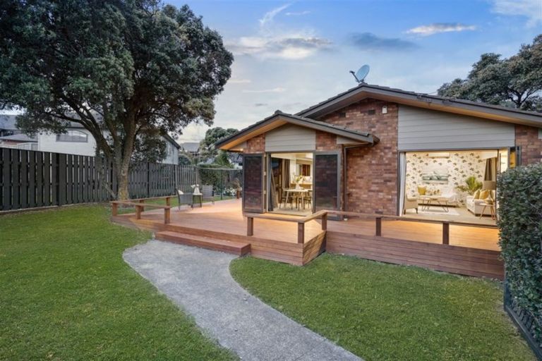 Photo of property in 37 Parkhill Road, Mellons Bay, Auckland, 2014