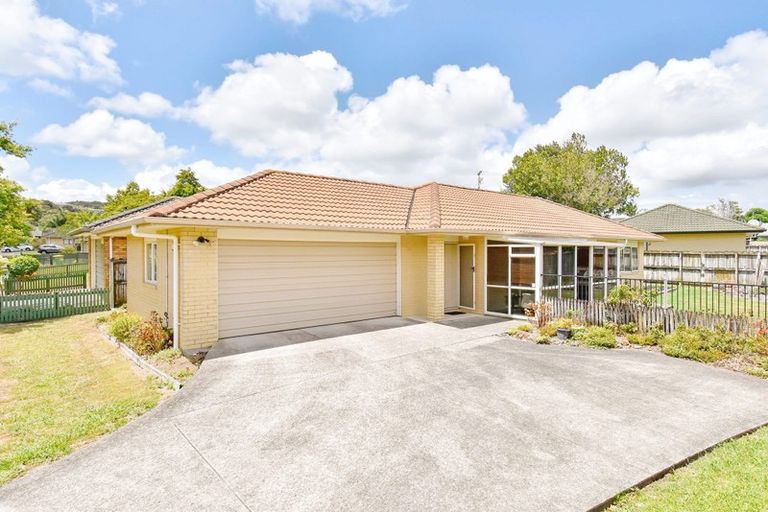 Photo of property in 43 Carisbrook Crescent, Papakura, 2110