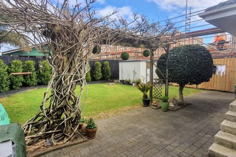 Photo of property in 6 Yeovil Road, Te Atatu Peninsula, Auckland, 0610