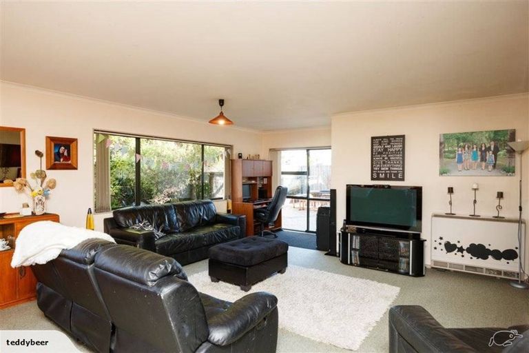 Photo of property in 15 Woburn Place, Takaro, Palmerston North, 4412