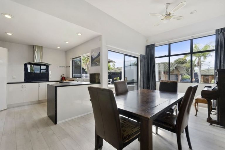 Photo of property in 18 Javelin Place, West Harbour, Auckland, 0618