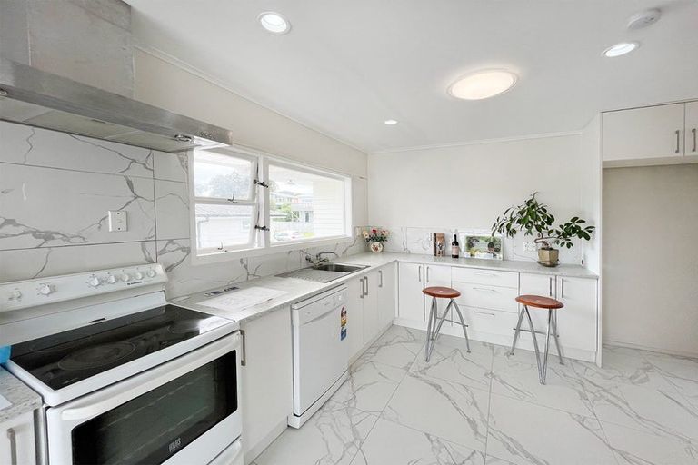 Photo of property in 12 Thomas Avenue, Te Atatu Peninsula, Auckland, 0610