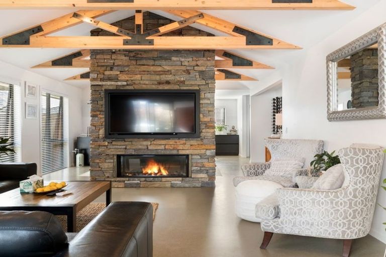 Photo of property in 15 Leicester Street, Jacks Point, 9371