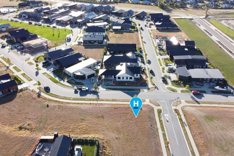 Photo of property in 28 Doug Ledgerwood Drive, Wanaka, 9305