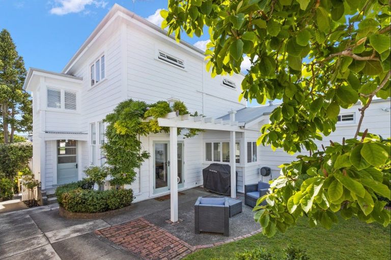 Photo of property in 11 Colenso Avenue, Hospital Hill, Napier, 4110