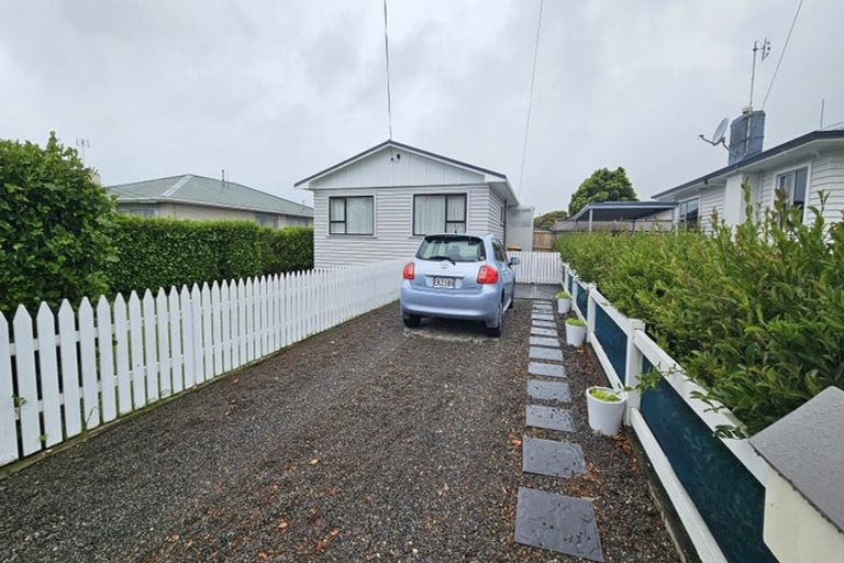 Photo of property in 10 Truby King Street, Merrilands, New Plymouth, 4312