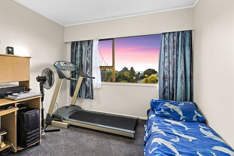 Photo of property in 6 Fayette Place, Te Atatu South, Auckland, 0610