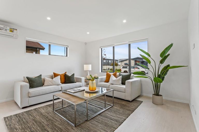 Photo of property in 77 Pepene Avenue, Takanini, Auckland, 2112