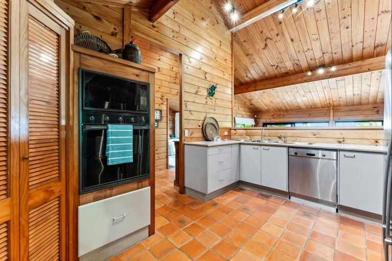 Photo of property in 16 Clinton Road, Tawharanui Peninsula, Matakana, 0986