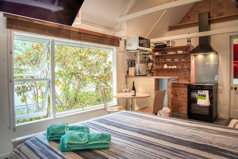 Photo of property in 147 Breaker Bay Road, Breaker Bay, Wellington, 6022