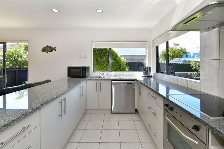 Photo of property in 15 Te Ruru Way, Stanmore Bay, Whangaparaoa, 0932