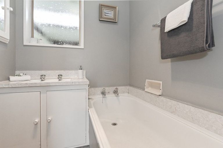 Photo of property in 1 Bale Place, Havelock North, 4130