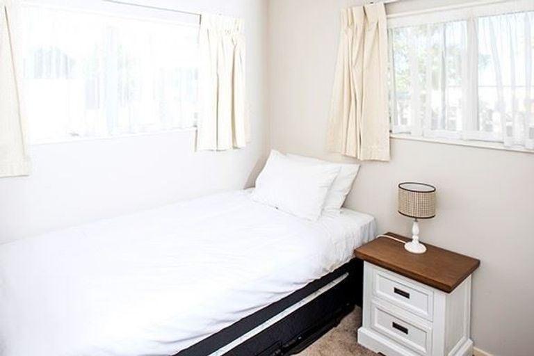 Photo of property in 2/13 Fairclough Road, Beach Haven, Auckland, 0626