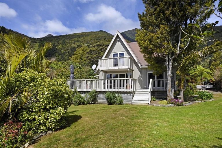 Photo of property in 2341 Croisilles-french Pass Road, Okiwi Bay, 7193