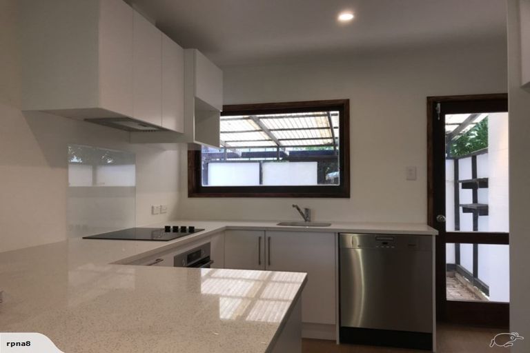 Photo of property in 2/18 Blockhouse Bay Road, Avondale, Auckland, 1026