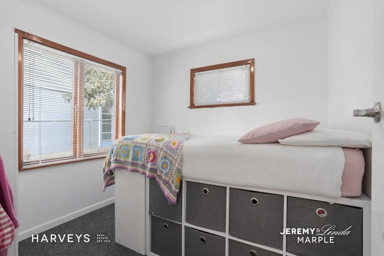 Photo of property in 3 Lex Avenue, Green Bay, Auckland, 0604