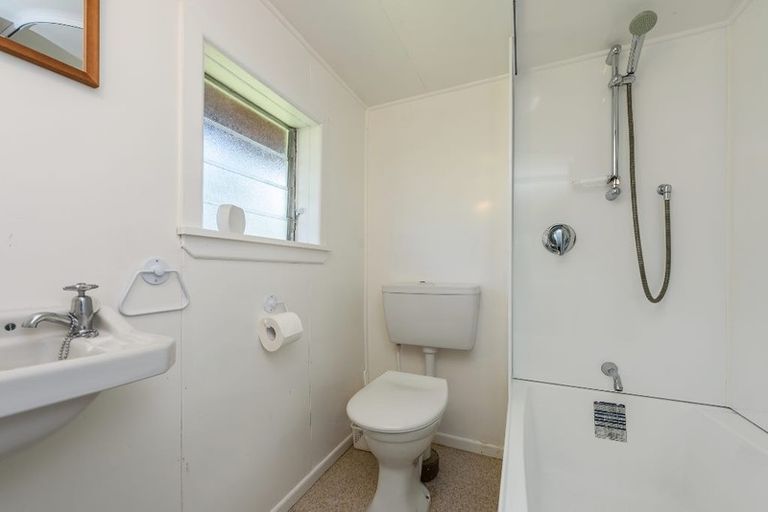 Photo of property in 42 Versailles Street, Karori, Wellington, 6012