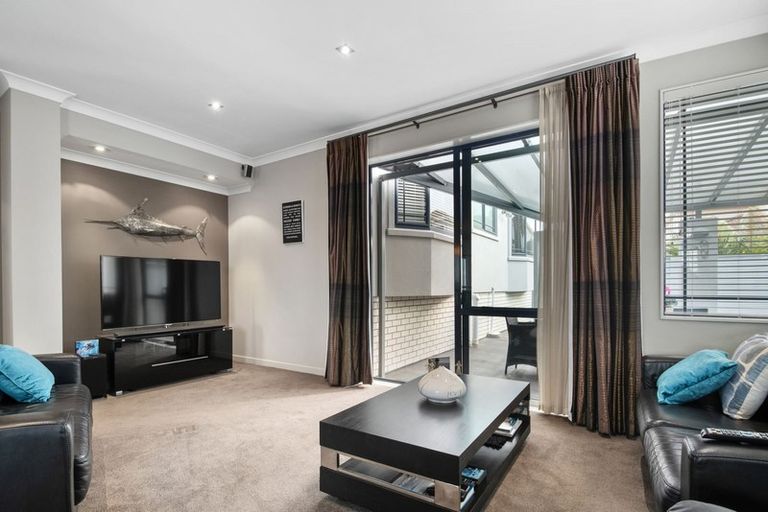 Photo of property in 6 Courtneys, West Harbour, Auckland, 0618