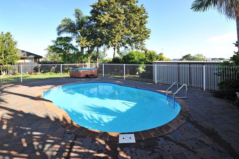 Photo of property in 15 Longford Park Drive, Takanini, 2112