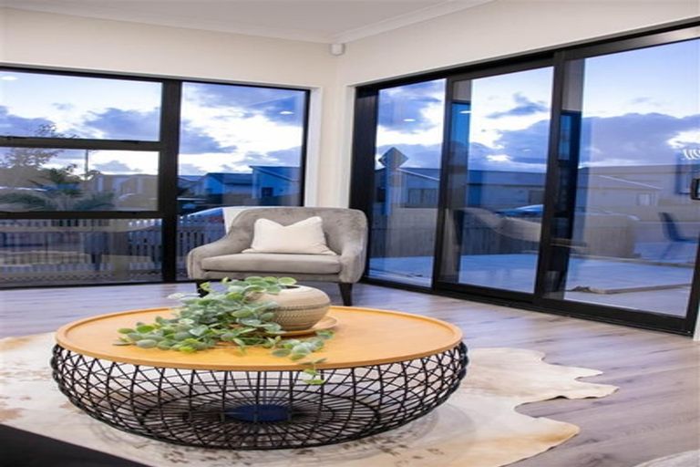 Photo of property in 16 Taiororua Avenue, Massey, Auckland, 0614