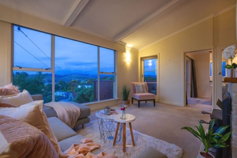 Photo of property in 2 Karoro Place, Paremata, Porirua, 5024