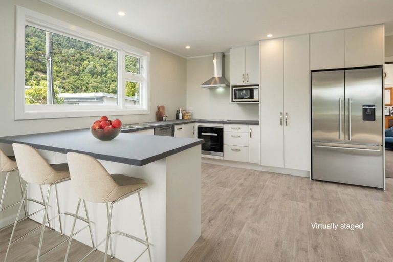 Photo of property in 34 Waikawa Road, Picton, 7220