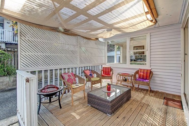 Photo of property in 49 Totaravale Drive, Totara Vale, Auckland, 0629