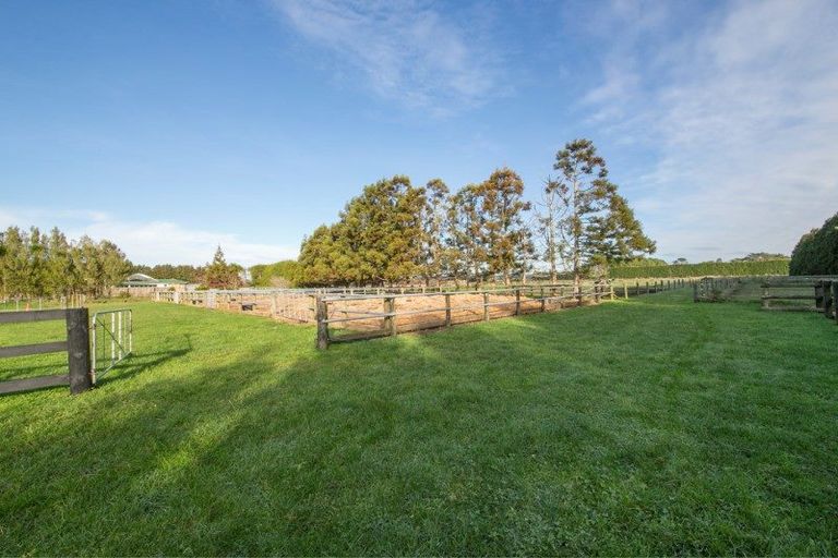 Photo of property in 102 Boord Crescent, Kumeu, 0891