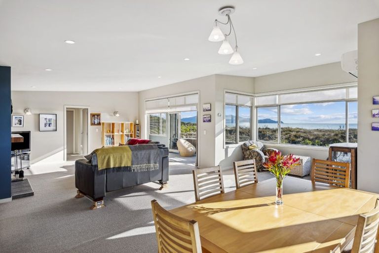 Photo of property in 33 Marram Way, Peka Peka, Waikanae, 5391