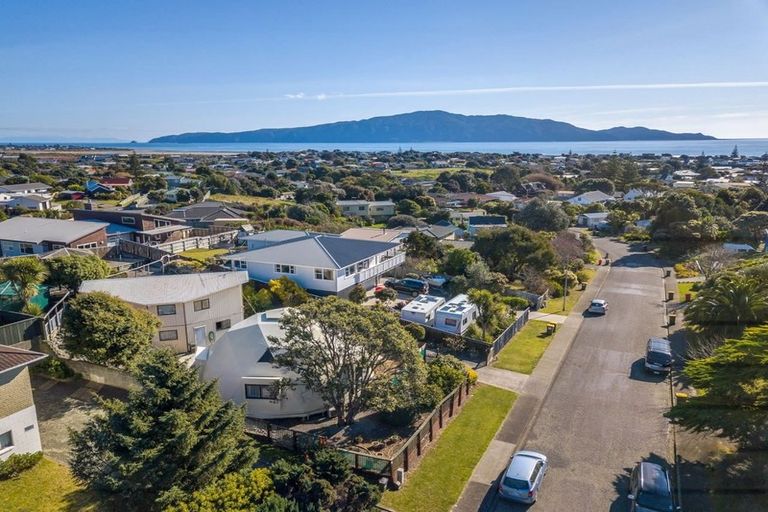 Photo of property in 12 Island View Terrace, Waikanae Beach, Waikanae, 5036