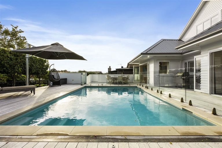 Photo of property in 136 Mellons Bay Road, Mellons Bay, Auckland, 2014