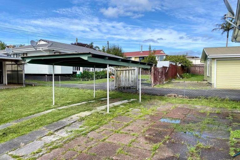 Photo of property in 5 Marlene Avenue, Te Atatu South, Auckland, 0610