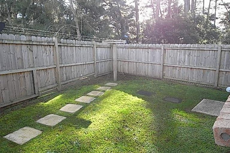 Photo of property in 33 Claverdon Drive, Massey, Auckland, 0614