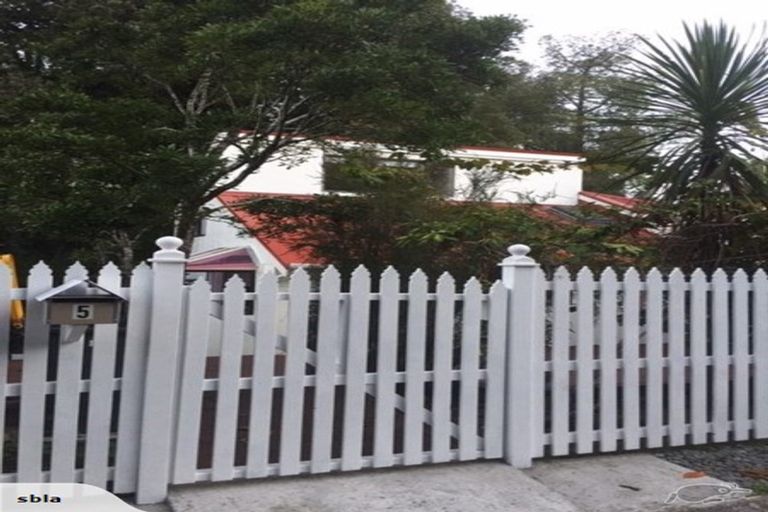 Photo of property in 2/5 Wyvern Place, Glenfield, Auckland, 0629