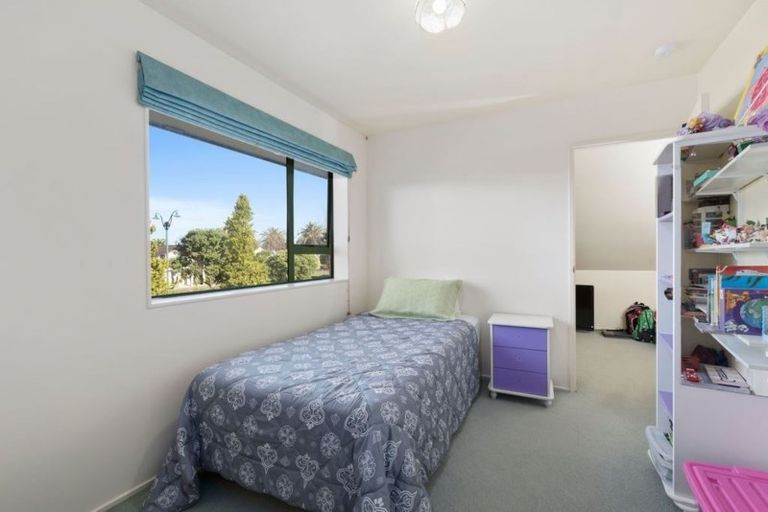 Photo of property in 8 Vinograd Drive, Te Atatu Peninsula, Auckland, 0610