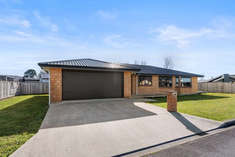 Photo of property in 1 Molesworth Street, Carterton, 5713