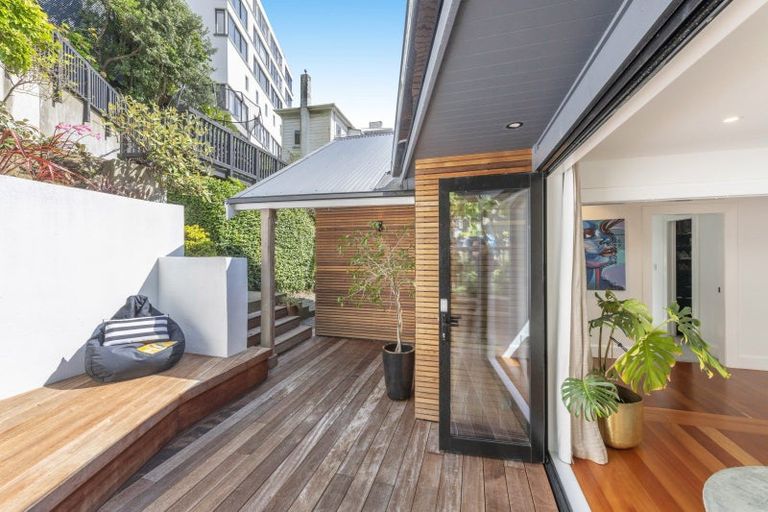Photo of property in 10 Oriental Terrace, Mount Victoria, Wellington, 6011