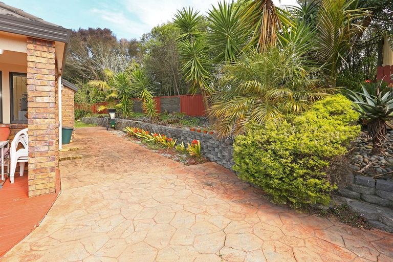 Photo of property in 8 Chardonnay Rise, Henderson, Auckland, 0612