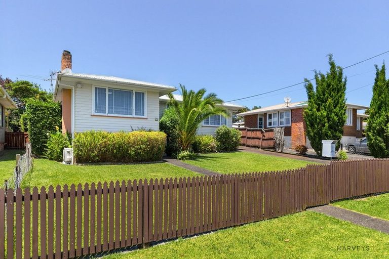 Photo of property in 5 Cobham Crescent, Kelston, Auckland, 0602