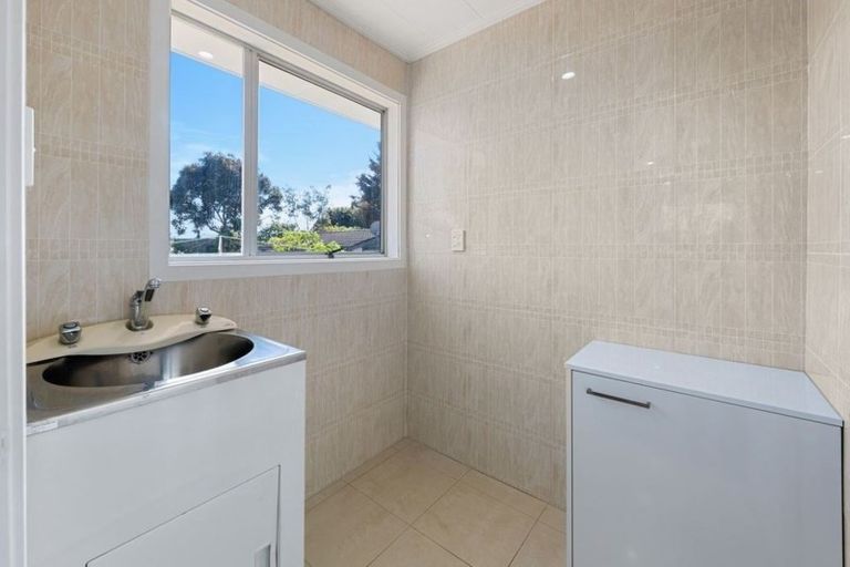 Photo of property in 27 Staverton Crescent, Mangere, Auckland, 2022