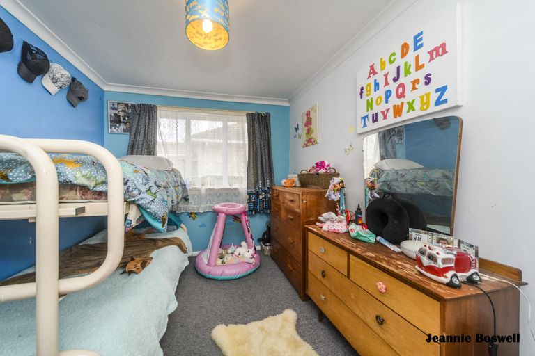 Photo of property in 6 Pukatea Place, Milson, Palmerston North, 4414